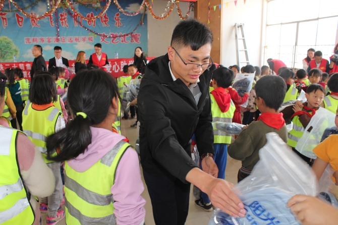 发放爱心学习用品2 发放爱心学习用品2