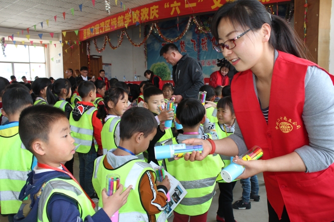 发放爱心学习用品3 发放爱心学习用品3