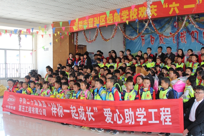 共青团官渡区委携手爱心企业为贫困学子送温暖2_副本 共青团官渡区委携手爱心企业为贫困学子送温暖2_副本