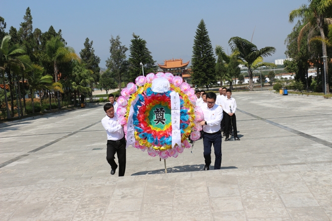 中建三局在滇建设者为烈士敬献花圈 中建三局在滇建设者为烈士敬献花圈