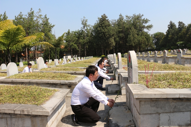 中建三局在滇建设者为烈士敬献鲜花 中建三局在滇建设者为烈士敬献鲜花