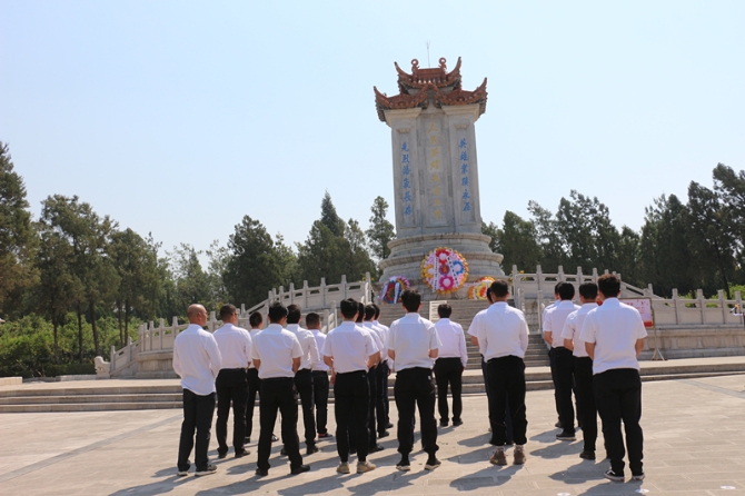 中建三局在滇建设者在蒙自烈士陵园前默哀 中建三局在滇建设者在蒙自烈士陵园前默哀