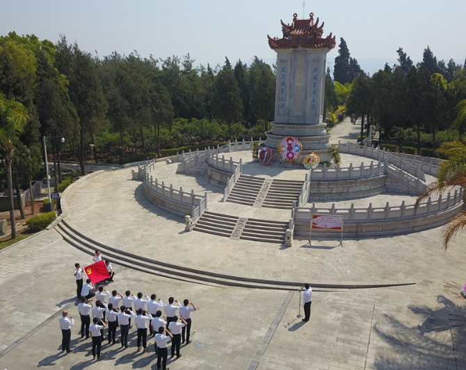 中建三局在滇建设者在烈士陵园前面对党旗庄严宣誓 中建三局在滇建设者在烈士陵园前面对党旗庄严宣誓