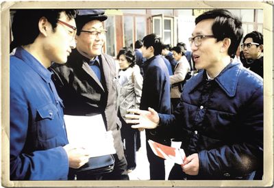 胡国华(右)在获得第一件专利申请后接受采访。胡国华提供 胡国华(右)在获得第一件专利申请后接受采访。胡国华提供