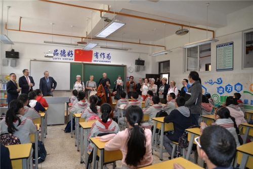 德国迪岑巴赫市市长率领代表团参观我校初中德语班_副本 德国迪岑巴赫市市长率领代表团参观我校初中德语班_副本