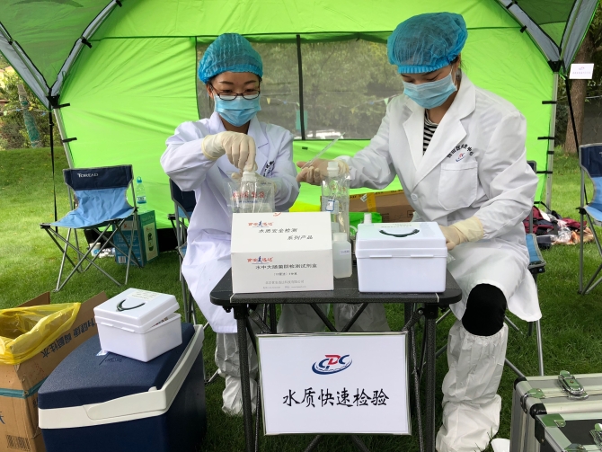 模拟灾区现场开展快速水质检测。 模拟灾区现场开展快速水质检测。