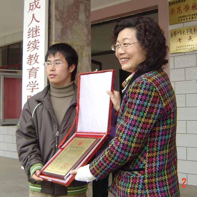 文山州领导(右)给汤龙授牌