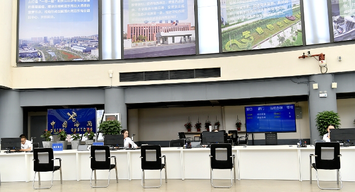 办事窗口 雷永吉摄