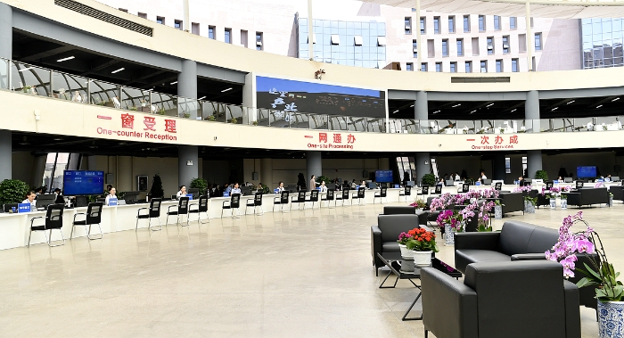 昆明片区明确了“三个一”的审批服务体系，即“一窗受理、一网通办、一次办成”。雷永吉摄