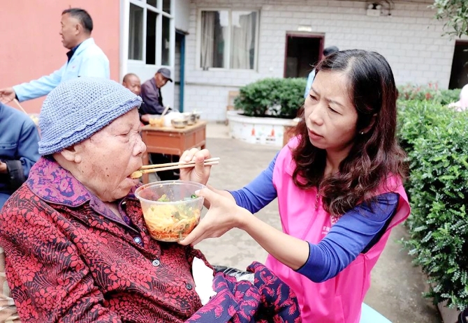 为行动不便的老人喂饭 为行动不便的老人喂饭