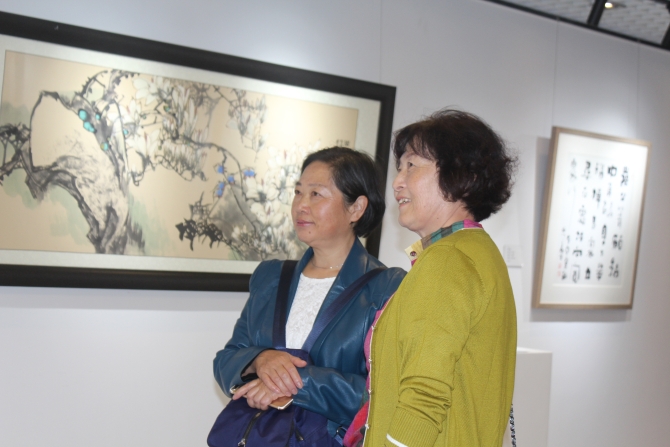 市民欣赏书画作品 市民欣赏书画作品