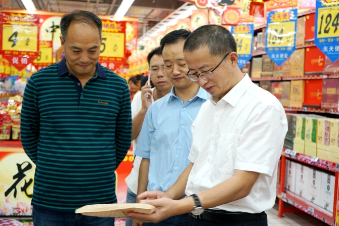 官渡区区领导率队检查节前食品市场2