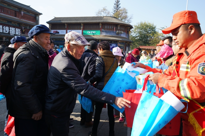 发放宣传资料 发放宣传资料