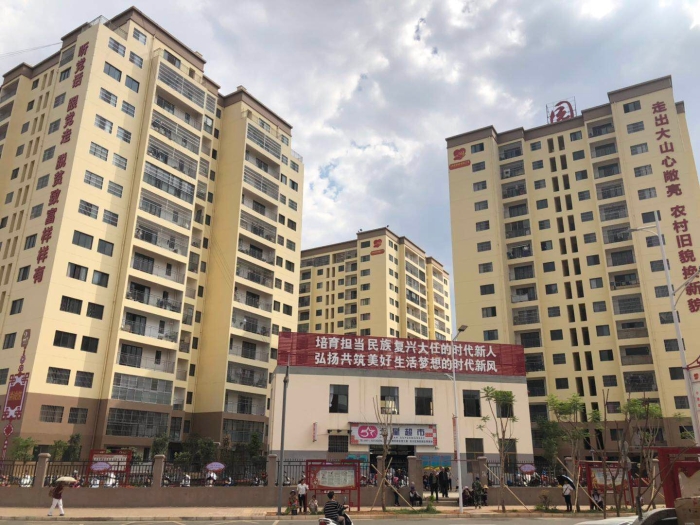 一幢幢粉黄的住宅楼鳞次栉比 一幢幢粉黄的住宅楼鳞次栉比