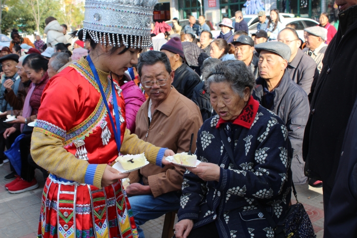 老年人品尝蛋糕