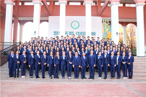 全校教师合影留念 全校教师合影留念