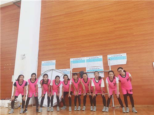 我校女篮合影 我校女篮合影