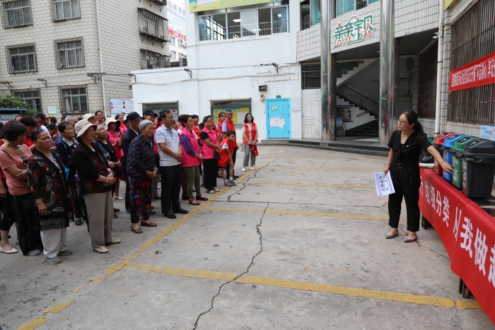 8月20日宣讲团成员到百花社区开展“垃圾分类 从我做起”主题活动