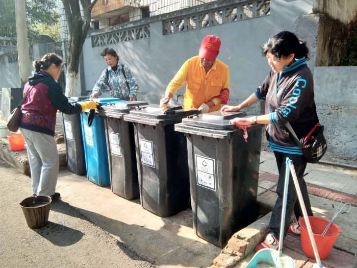 mmexport1522393532684（志愿者清洗垃圾桶） (1)