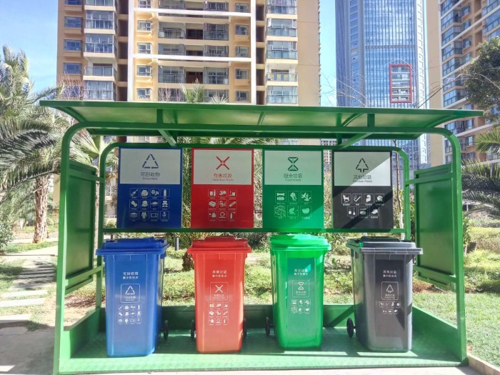 示范小区内设置的四分类垃圾桶 示范小区内设置的四分类垃圾桶