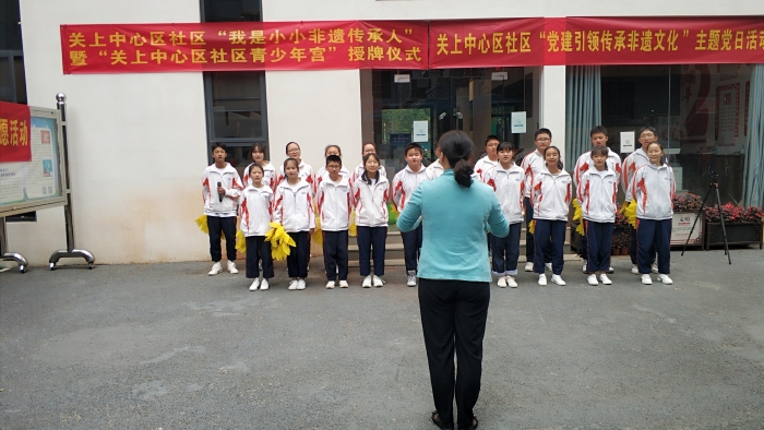 辖区冠益中学青少年表演合唱节目《文明歌》。