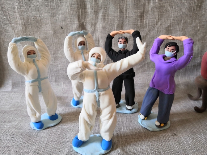 昆明市的非遗传承人通过制作抗疫主题作品，加入抗疫宣传的行列中，这些作品将在此次活动中进行线上展示。1 供图