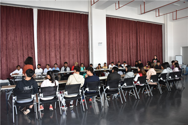 中外学生交流 中外学生交流