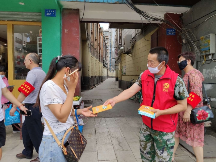 为居民发放安全知识宣传资料