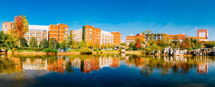 人工湖畔的教学楼_副本