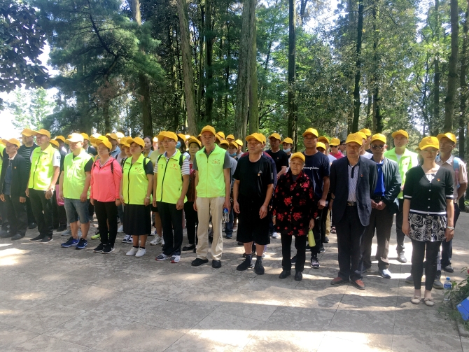 党员在聂耳墓前