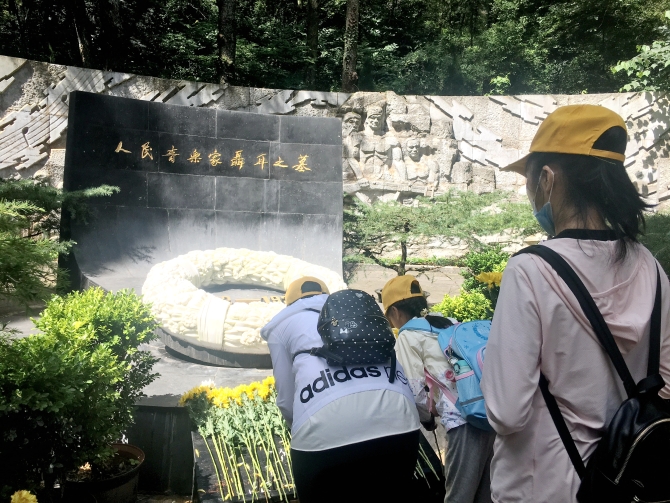 向人民音乐家聂耳献花