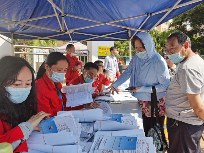 2云南昆仑燃气公司工作人员现场发放燃气卡。_副本