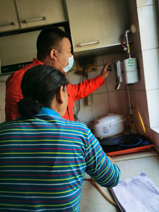 3云南昆仑燃气工作人员进行通气检查_副本