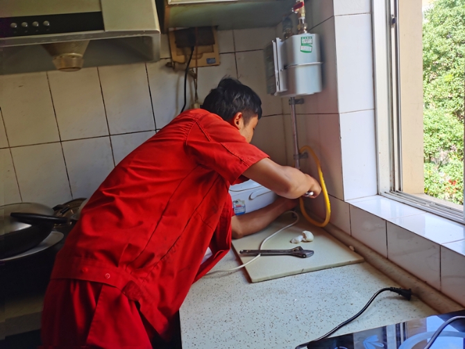 4云南昆仑燃气工作人员进行通气检查，_副本