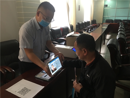 3分行工作人员为客户办理远程综合金融服务