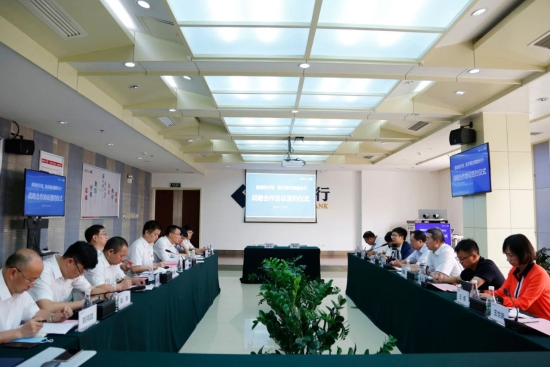 2曲靖分行与曲靖经开区管委会签署战略合作协议