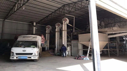 3昆明分行为保山龙奥商贸有限公司咖啡加工扶贫车间提供金融支持_副本