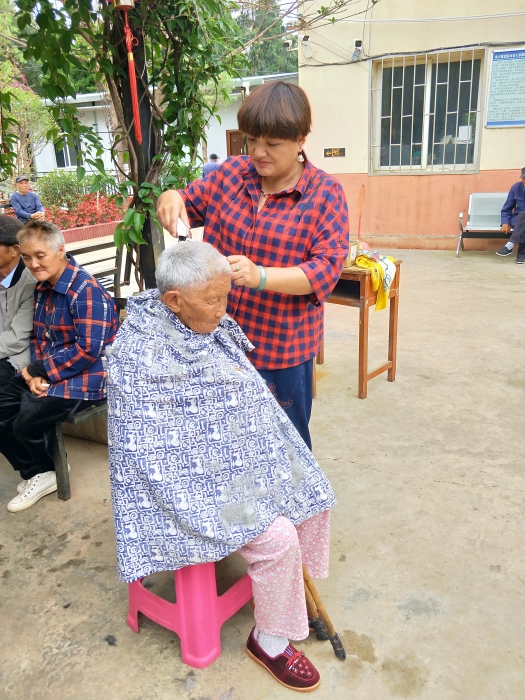 李秀琼为老人理发