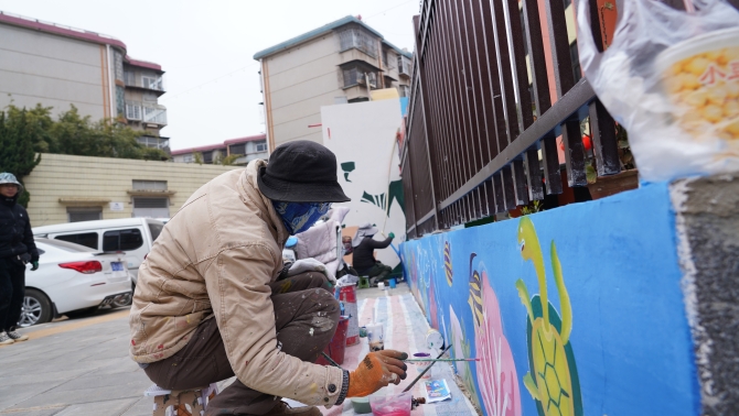 施工方正在对墙体进行彩绘