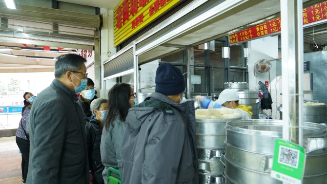 居民排队买网红银丝卷