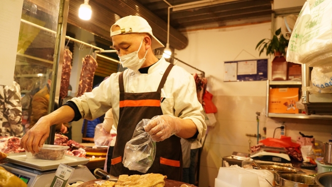 商户在打包熟牛肉