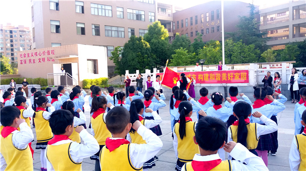 庄严的入队仪式 庄严的入队仪式