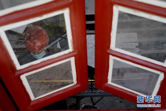 1月14日，工人在修缮现场施工。