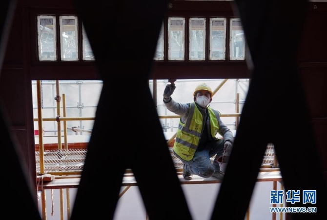 1月14日，工人在修缮现场施工。1