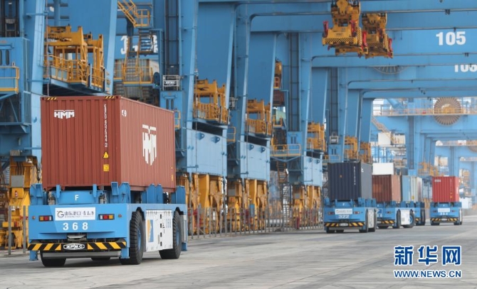 1月14日,在位于中国(山东)自由贸易试验区青岛片区的山东港口青岛港全自动化码头,自动导引车来回穿梭装运货物。 1月14日,在位于中国(山东)自由贸易试验区青岛片区的山东港口青岛港全自动化码头,自动导引车来回穿梭装运货物。