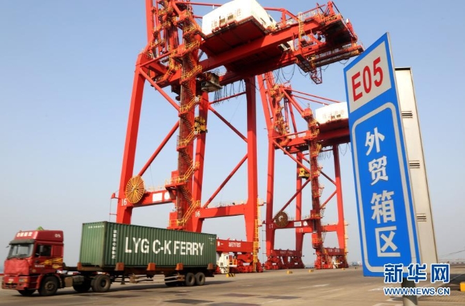 1月14日,运输车辆在江苏连云港港集装箱码头转运集装箱。 1月14日,运输车辆在江苏连云港港集装箱码头转运集装箱。