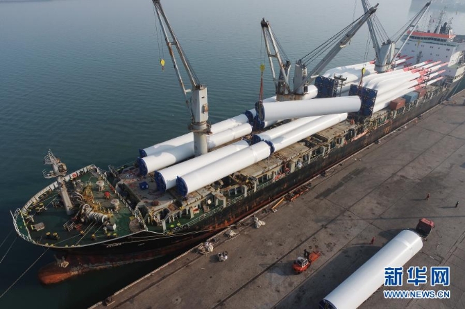 1月14日,在江苏连云港港东方公司码头,一艘货轮在装运风力发电设备(无人机照片)。 1月14日,在江苏连云港港东方公司码头,一艘货轮在装运风力发电设备(无人机照片)。