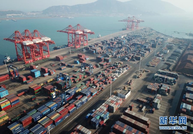 这是1月14日在江苏连云港港拍摄的集装箱码头(无人机照片)。 这是1月14日在江苏连云港港拍摄的集装箱码头(无人机照片)。