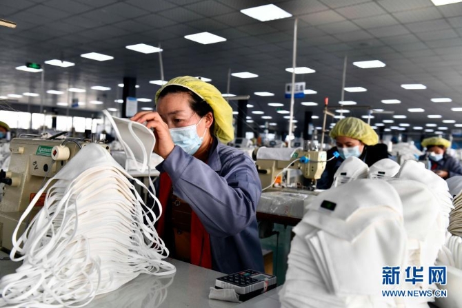 在山东省巨野县一家针织企业,工人们生产出口的口罩(2020年12月24日摄)。 在山东省巨野县一家针织企业,工人们生产出口的口罩(2020年12月24日摄)。