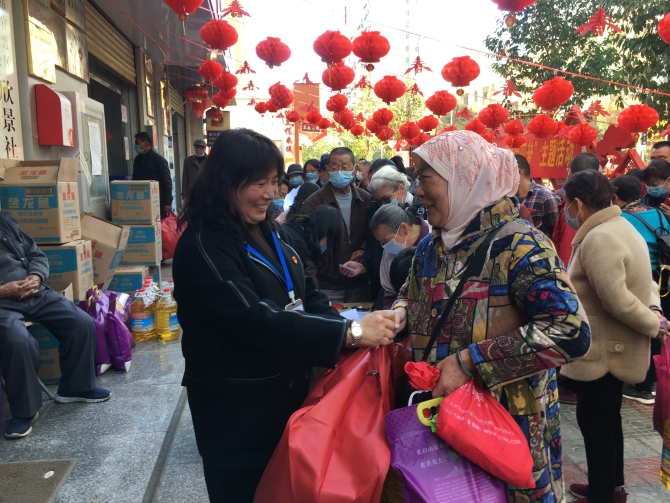 为居民群众发放毛毯